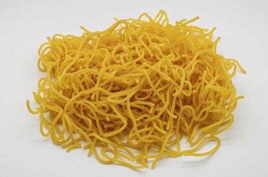Tonnarelli beyaz arka planda izole edildi. Bronz, taze İtalyan makarnası. Tonnarelli spagetti alla chitarra 'ya benzer bir makarnadır..