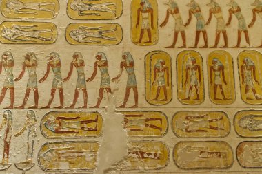 Krallar Vadisi - Luxor, Mısır - 19 Nisan 2023. Krallar Vadisi 'ndeki Ramses IV' ün mezarındaki hiyeroglifler ve eserler. Mısır