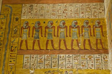 Krallar Vadisi - Luxor, Mısır - 19 Nisan 2023. Krallar Vadisi 'ndeki Ramses IV' ün mezarındaki hiyeroglifler ve eserler. Mısır