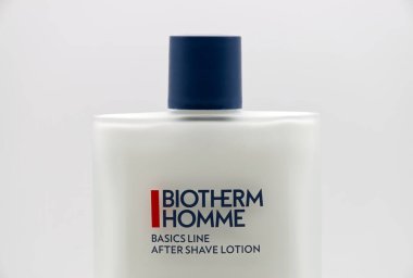 Bologna - İtalya - 29 Aralık 2023: Biotherm Homme. Temel çizgiler. Traş losyonundan sonra. Yakın plan.