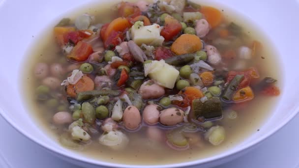 混合蔬菜汤 在转盘上旋转的话筒 — 图库视频影像