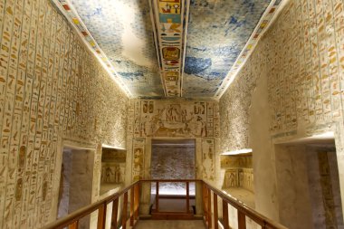 Krallar Vadisi - Luxor, Mısır - 19 Nisan 2023. Krallar Vadisi 'ndeki Ramses IV' ün mezarındaki hiyeroglifler ve eserler..