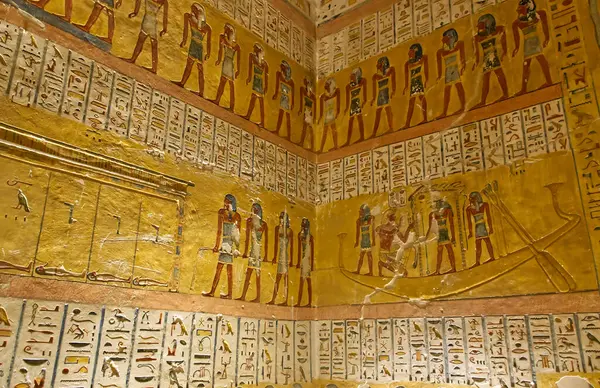 Krallar Vadisi - Luxor, Mısır - 19 Nisan 2023. Krallar Vadisi 'ndeki Ramses IV' ün mezarındaki hiyeroglifler ve eserler. Mısır