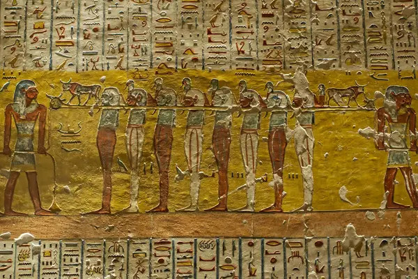 Krallar Vadisi - Luxor, Mısır - 19 Nisan 2023. Krallar Vadisi 'ndeki Ramses IV' ün mezarındaki hiyeroglifler. Mısır