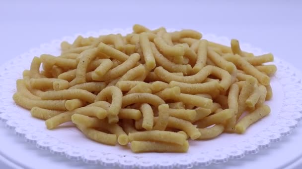 Rauwe Italiaanse Passatelli Draaiend Een Draaitafel Italiaanse Pasta Geïsoleerd Witte — Stockvideo