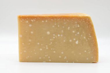 İtalyan Parmigiano Reggiano peyniri beyaz arka planda izole edilmiş. Parmesan peyniri. Yan görünüm