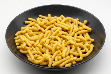 Çiğ İtalyan Passatelli. İtalyan makarnası beyaz arkaplanda izole.