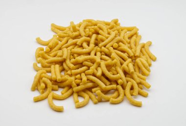 Çiğ İtalyan Passatelli. İtalyan makarnası beyaza izole edilmiş