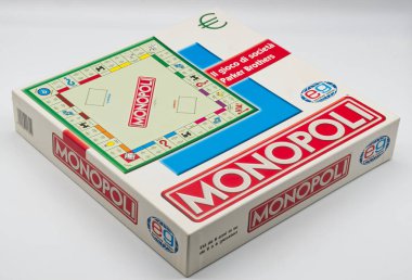 Bologna - İtalya - 8 Şubat 2024: Monopoly masa oyunu beyazda izole edildi. İtalyanca baskı.