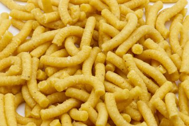 İtalyan Passatelli. Çorbada pişirilmiş geleneksel İtalyan makarnası..