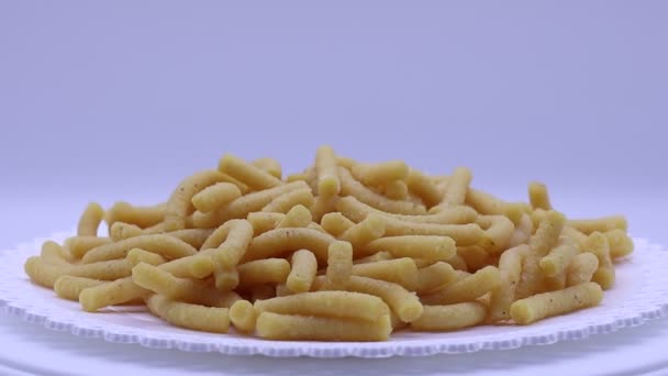 Ruwe Traditionele Italiaanse Passatelli Draaiend Draaitafel Italiaanse Pasta Geïsoleerd Witte — Stockvideo