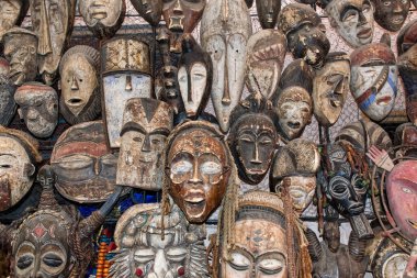 Kabile Afrika maskeleri Marakeş 'teki geleneksel Fas pazarında sergilendi. Fas, Afrika.