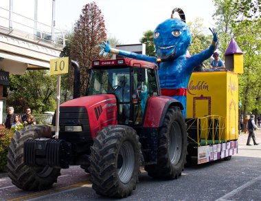 Abano Terme, Padova - İtalya - 7 Nisan 2024: Abano Sokağı Karnavalı, her yaş için karnaval geçitleri, müzik, dans ve eğlencenin yer aldığı canlı etkinlik. Alaaddin karnavalı yüzüyor.