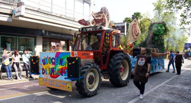 Abano Terme, Padova - İtalya - 7 Nisan 2024: Abano Sokağı Karnavalı, her yaş için karnaval geçitleri, müzik, dans ve eğlencenin yer aldığı canlı etkinlik. Okyanusya karnavalı yüzüyor.