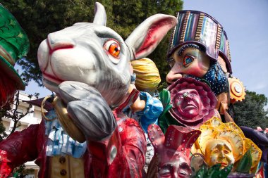Abano Terme, Padova - İtalya - 7 Nisan 2024: Abano Sokağı Karnavalı, her yaş için karnaval geçitleri, müzik, dans ve eğlencenin yer aldığı canlı etkinlik. Alice karnaval arabası.