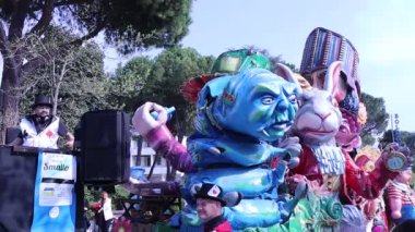 Abano Terme, Padova - İtalya - 7 Nisan 2024: Abano Sokağı Karnavalı, her yaş için karnaval geçitleri, müzik, dans ve eğlencenin yer aldığı canlı etkinlik. Alice karnaval arabası.