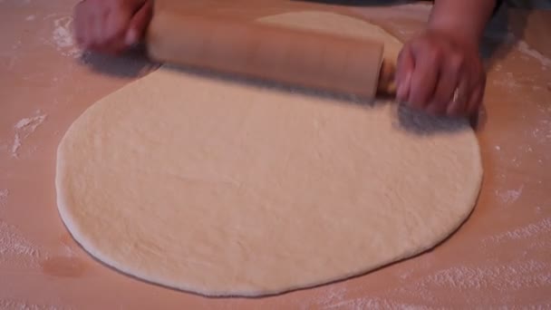 Donna Che Usa Mattarello Legno Con Pasta Cucina Fare Tigelle — Video Stock