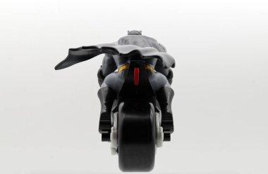 Bologna - İtalya - 5 Nisan 2024: Batman Batcycle beyaz arka planda izole edildi. Kinder 'den Plastik Batsiklet modeli.