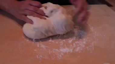 Ahşap masada hamur yoğuran kadın.. 