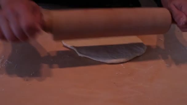 Kadın Hamur Yoğuruyor Metalik Bir Aletle Talyan Tigelle Yapıyor — Stok video