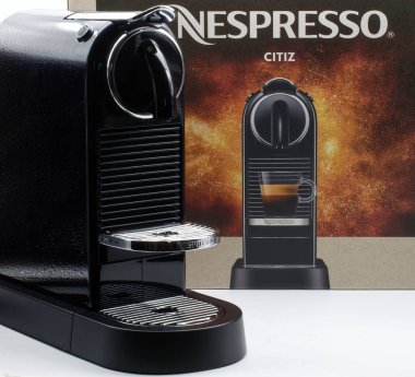 Bologna - İtalya - 4 Mayıs 2024: Nespresso Citiz, renkli arkaplanda izole edilmiş kompakt kahve makinesi