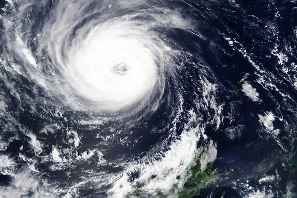 Tayfun, tropikal fırtına, kasırga, kasırga, okyanus üzerinde.