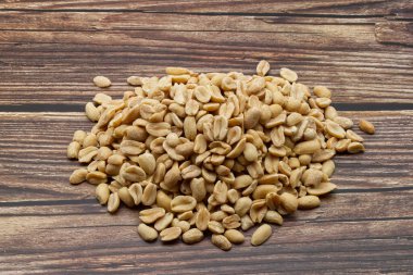 Soyulmuş Fıstıklar ahşap arka planda izole edilmiş