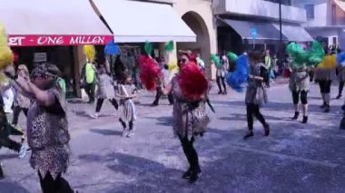 Abano Terme, Padova - İtalya - 7 Nisan 2024: Abano Street Carnival. Karnaval geçitleri, müzik, dans ve eğlencenin yer aldığı ücretsiz canlı etkinlik. İnsanlar sokakta dans ediyor.