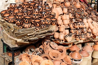 Medine sokaklarının tezgahlarında Fas çömlek satışı. Marakeş. Fas, Afrika.