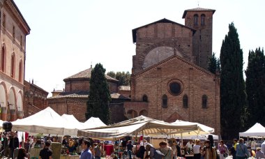 Bologna - İtalya - 11 Mayıs 2024: Santo Stefano Meydanı 'ndaki antik sokak pazarı.