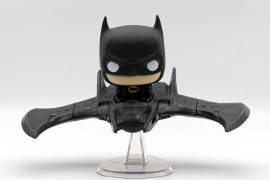 Bologna - İtalya - 4 Mayıs 2024: Batman in Batwing vinil figürü Pop Rides tarafından beyaz arka planda izole edildi. Ön görünüm.