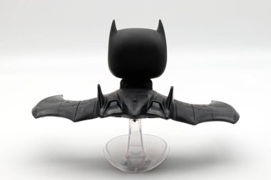 Bologna - İtalya - 4 Mayıs 2024: Batman in Batwing vinil figürü Pop Rides tarafından beyaz arka planda izole edildi. Arka plan.