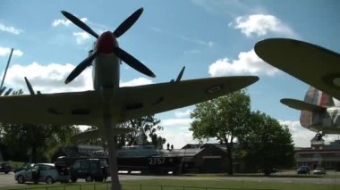 Bir Spitfire ve bir Kasırga, İkinci Dünya Savaşı 'ndan kalma ünlü avcılar Hendon' daki Kraliyet Hava Kuvvetleri Müzesi 'nin girişinde. Londra.
