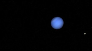 Neptün gezegeninin yörüngesinde dönen Triton uydusu.  