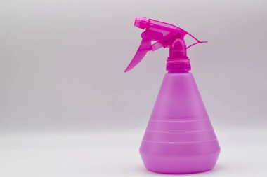 Beyaz arka plan üzerinde izole mor plastik sprey şişe
