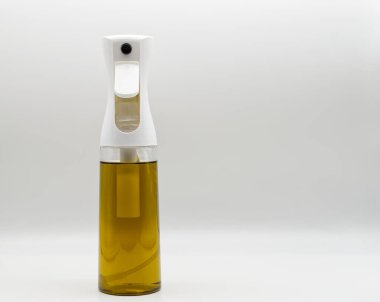 Ekstra saf zeytinyağı spreyi. Beyaz arka planda izole edilmiş.