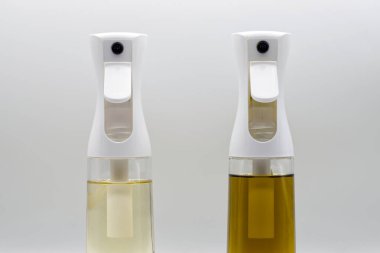 Beyaz arkaplanda izole edilmiş zeytinyağı spreyi.