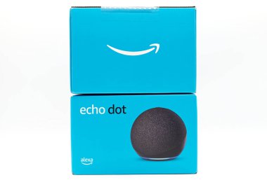 Bolonya - İtalya - 23 Temmuz 2024 Amazon Yankı Noktası. Alexa, sanal AI asistanı..