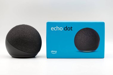 Bolonya - İtalya - 23 Temmuz 2024 Amazon Yankı Noktası. Alexa, sanal AI asistanı..