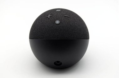 Bolonya - İtalya - 23 Temmuz 2024 Amazon Yankı Noktası. Alexa, sanal yapay zeka asistanı beyaz arkaplanda izole edilmiş..