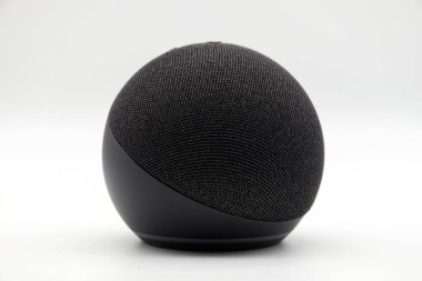 Bolonya - İtalya - 23 Temmuz 2024 Amazon Yankı Noktası. Alexa, sanal yapay zeka beyaz..