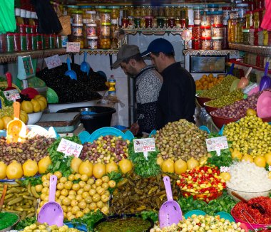Fes - Fas, Afrika - 17 Şubat 2024: Medine 'deki tipik gıda tezgahı.