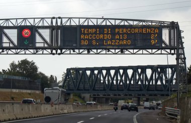 Bologna - İtalya - 3 Ağustos 2024: Yoğun Bologna çevre yolunun üzerinde trafik bilgilerini gösteren dijital yol tabelası.