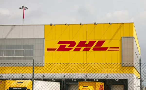 Bologna - İtalya - 3 Ağustos 2024: DHL Lojistik Merkezi küresel dağıtıma hazır.