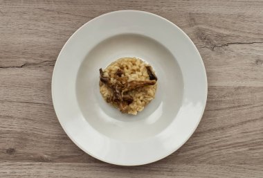 İtalyan mantarlı risotto tabağı, yemek blogları, restoran menüleri, mutfak yayınları için mükemmel..