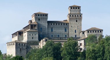 Parma 'daki ünlü Torrechiara kalesi. İtalya. Ladyhawke filminden bazı sahneler bu kalede çekildi..