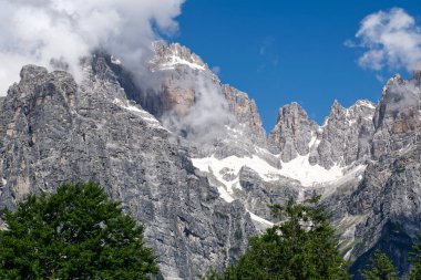Görkemli Fai della Paganella dağlarının manzarası mavi gökyüzünün altında yükseliyor. Brenta Dolomitleri, Trentino, İtalya.