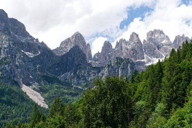 Görkemli Fai della Paganella dağlarının manzarası mavi gökyüzünün altında yükseliyor. Brenta Dolomitleri, Trentino, İtalya.