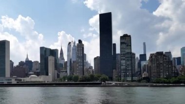Güneşli bir günde New York şehrinin silueti. Manhattan Skyline, New York 'un panoramik manzarası. Zaman aşımı. 4k. 