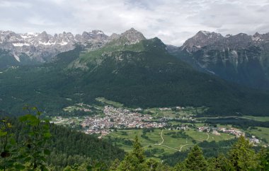 Fai della Paganella 'nın kalbine yerleşmiş büyüleyici bir köyün nefes kesici hava manzarası. Brenta Dolomitleri, Trentino, İtalya.